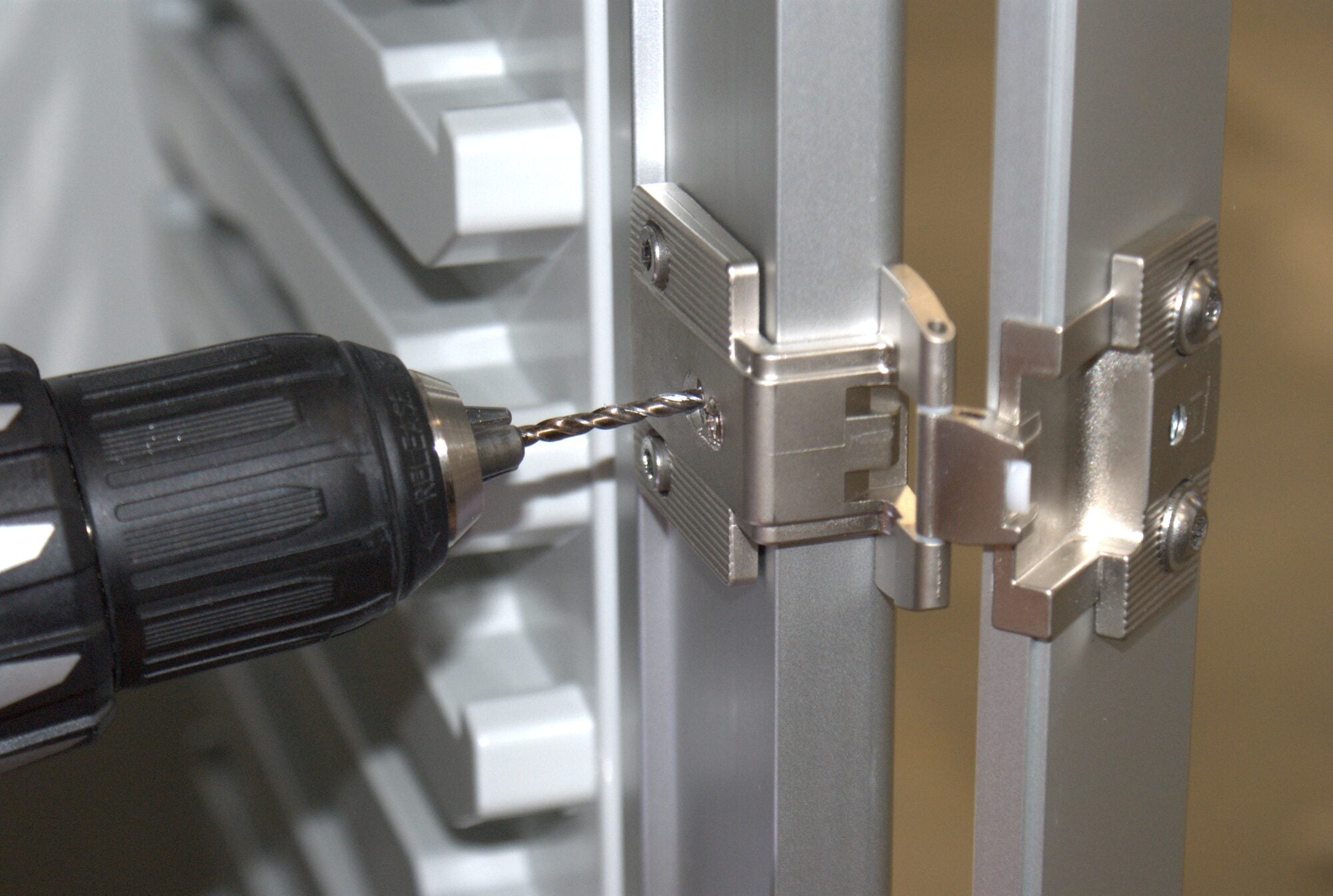 Precisionsarbete i en aluminiumkonstruktion