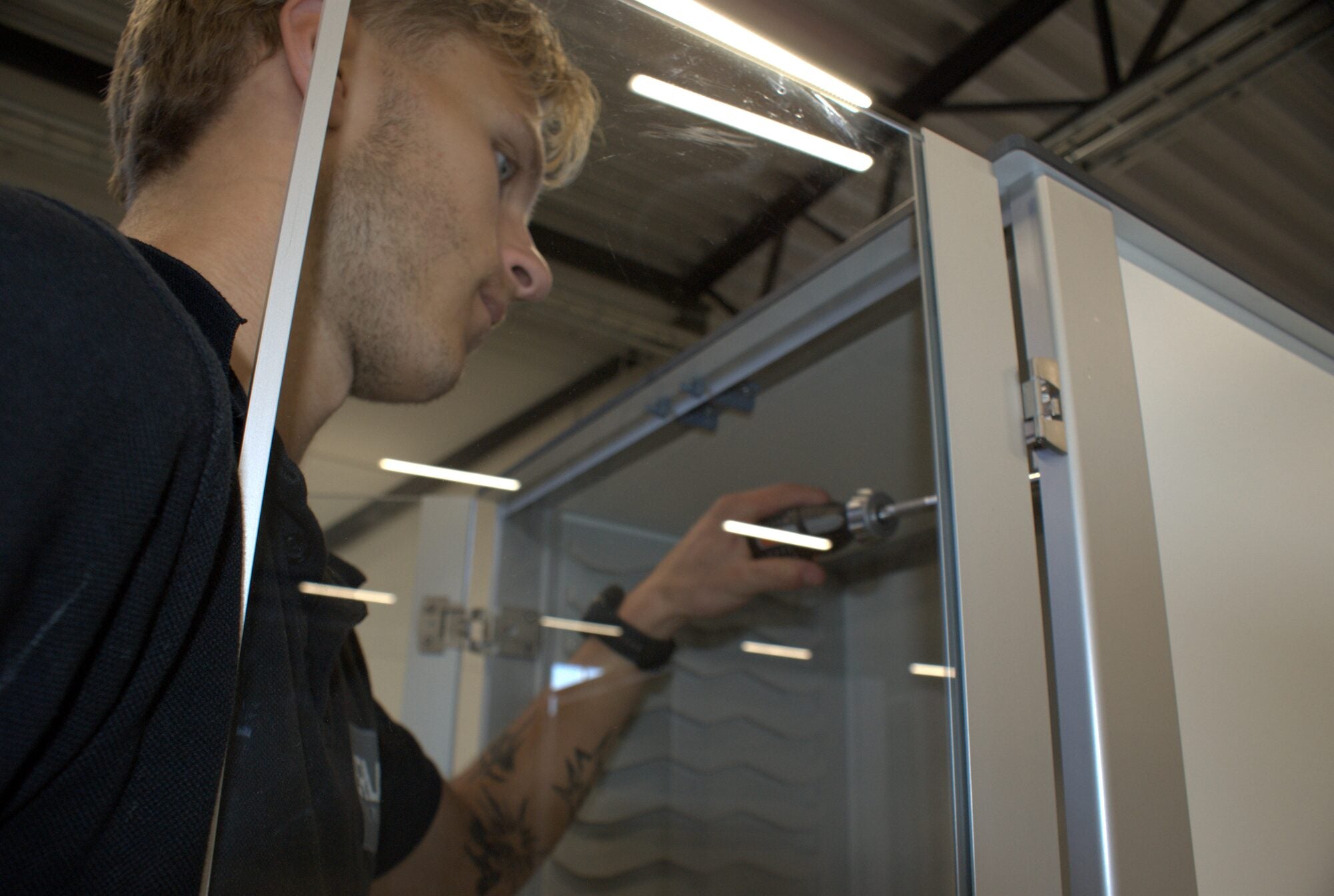 Slutmontering av aluminiumram och panel